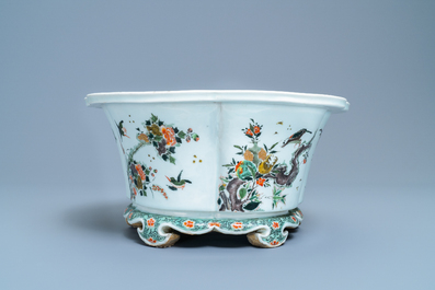 Une jardini&egrave;re imp&eacute;riale en porcelaine de Chine famille verte, marque et &eacute;poque de Kangxi