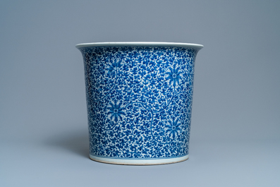 Une grande jardini&egrave;re en porcelaine de Chine en bleu et blanc, 19&egrave;me