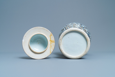 Un vase couvert en porcelaine de Chine en bleu et blanc surd&eacute;cor&eacute;, Kangxi