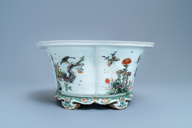 Une jardini&egrave;re imp&eacute;riale en porcelaine de Chine famille verte, marque et &eacute;poque de Kangxi