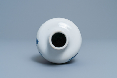 Un vase de forme meiping en porcelaine de Chine en bleu et blanc, Kangxi