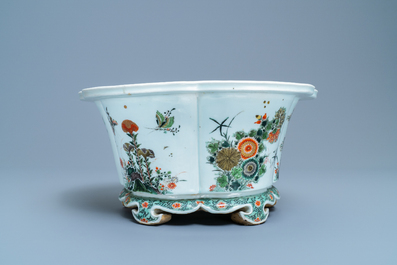 Une jardini&egrave;re imp&eacute;riale en porcelaine de Chine famille verte, marque et &eacute;poque de Kangxi