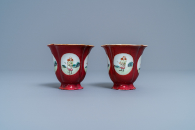 Une paire de tasses &agrave; vin en porcelaine de Chine famille rose &agrave; fond rouge de rubis, Qianlong