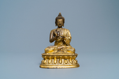 Een Chinese verguld bronzen figuur van Boeddha, 17e eeuw