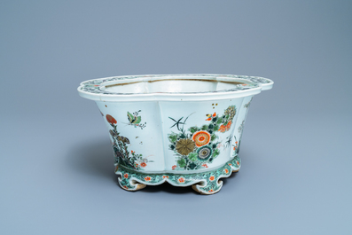 Une jardini&egrave;re imp&eacute;riale en porcelaine de Chine famille verte, marque et &eacute;poque de Kangxi