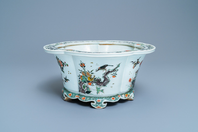 Une jardini&egrave;re imp&eacute;riale en porcelaine de Chine famille verte, marque et &eacute;poque de Kangxi