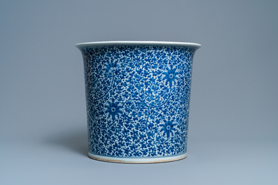 Une grande jardini&egrave;re en porcelaine de Chine en bleu et blanc, 19&egrave;me