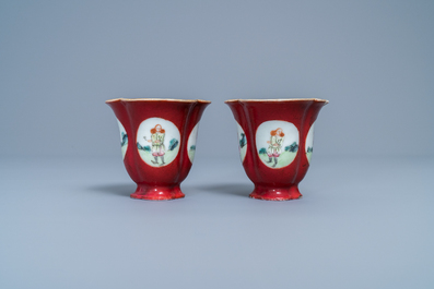 Une paire de tasses &agrave; vin en porcelaine de Chine famille rose &agrave; fond rouge de rubis, Qianlong