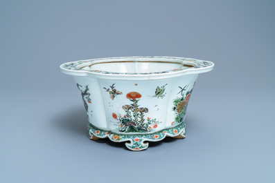 Une jardini&egrave;re imp&eacute;riale en porcelaine de Chine famille verte, marque et &eacute;poque de Kangxi