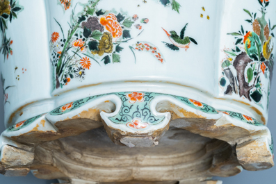 Une jardini&egrave;re imp&eacute;riale en porcelaine de Chine famille verte, marque et &eacute;poque de Kangxi