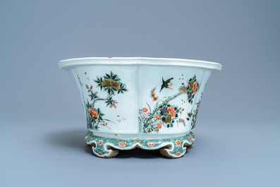 Une jardini&egrave;re imp&eacute;riale en porcelaine de Chine famille verte, marque et &eacute;poque de Kangxi