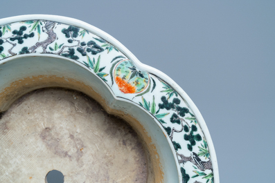 Une jardini&egrave;re imp&eacute;riale en porcelaine de Chine famille verte, marque et &eacute;poque de Kangxi