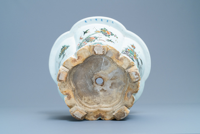 Une jardini&egrave;re imp&eacute;riale en porcelaine de Chine famille verte, marque et &eacute;poque de Kangxi