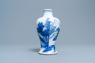 Een Chinese blauw-witte meiping vaas met figuren in een landschap, Kangxi