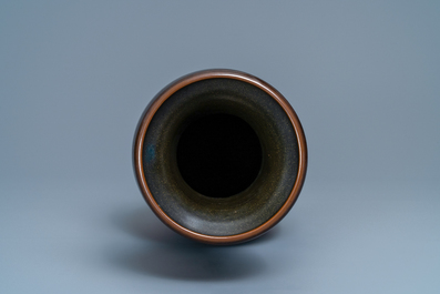 Un vase en porcelaine de Chine monochrome 'teadust', marque de Yongzheng, 19&egrave;me