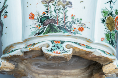 Une jardini&egrave;re imp&eacute;riale en porcelaine de Chine famille verte, marque et &eacute;poque de Kangxi