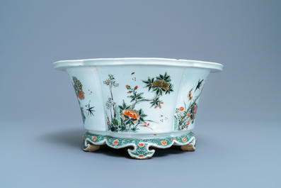 Une jardini&egrave;re imp&eacute;riale en porcelaine de Chine famille verte, marque et &eacute;poque de Kangxi