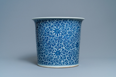Une grande jardini&egrave;re en porcelaine de Chine en bleu et blanc, 19&egrave;me