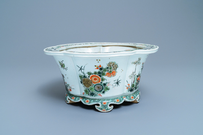 Une jardini&egrave;re imp&eacute;riale en porcelaine de Chine famille verte, marque et &eacute;poque de Kangxi