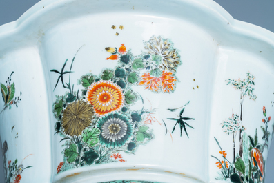 Une jardini&egrave;re imp&eacute;riale en porcelaine de Chine famille verte, marque et &eacute;poque de Kangxi