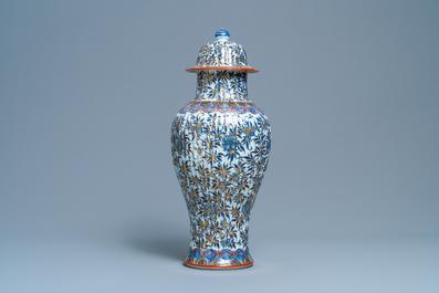 Un vase couvert en porcelaine de Chine en bleu et blanc surd&eacute;cor&eacute;, Kangxi