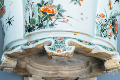 Une jardini&egrave;re imp&eacute;riale en porcelaine de Chine famille verte, marque et &eacute;poque de Kangxi