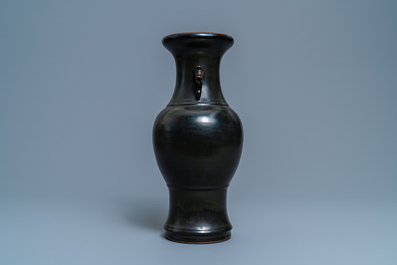 Un vase en porcelaine de Chine monochrome 'teadust', marque de Yongzheng, 19&egrave;me