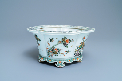 Une jardini&egrave;re imp&eacute;riale en porcelaine de Chine famille verte, marque et &eacute;poque de Kangxi