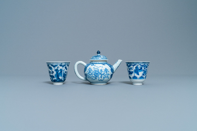 Een Chinese blauw-witte theepot en een paar wijnkoppen, Kangxi