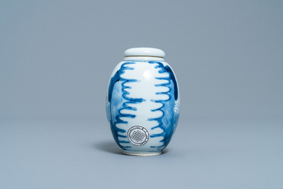 Een Chinese blauw-witte theebus met deksel, Kangxi