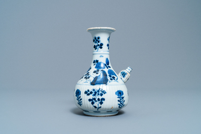 Un kendi en porcelaine de Chine en bleu et blanc &agrave; d&eacute;cor de grues, Kangxi