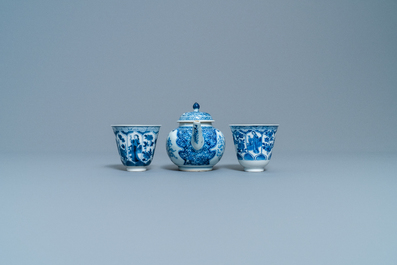 Een Chinese blauw-witte theepot en een paar wijnkoppen, Kangxi