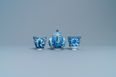 Een Chinese blauw-witte theepot en een paar wijnkoppen, Kangxi