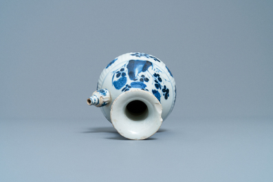 Un kendi en porcelaine de Chine en bleu et blanc &agrave; d&eacute;cor de grues, Kangxi