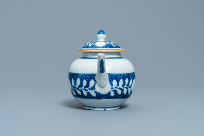 Een Chinese blauw-witte theepot met onderglazuur decor, Yongzheng/Qianlong