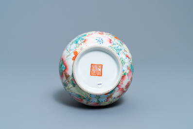 Een Chinese famille rose 'millefleurs' vaas, Qianlong merk, Republiek