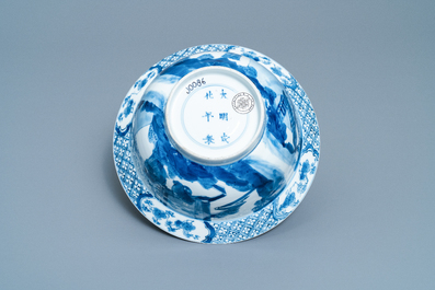 Een Chinese blauw-witte 'Romance of the Western Chamber' klapmuts kom, Chenghua merk, Kangxi