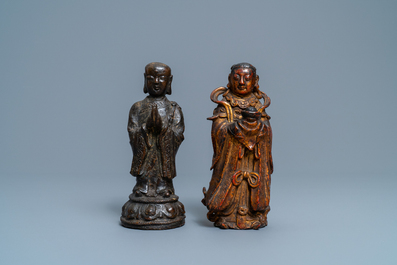 Twee Chinese gelakte en vergulde bronzen figuren, Ming