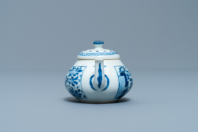 Une th&eacute;i&egrave;re miniature en porcelaine de Chine en bleu et blanc, marque Yu, Kangxi