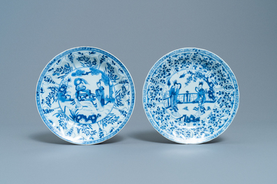 Trois assiettes en porcelaine de Chine en bleu et blanc &agrave; d&eacute;cor de longues dames, Kangxi/Yongzheng