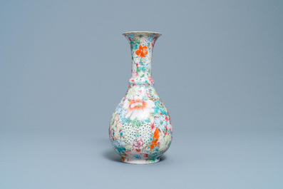 Un vase en porcelaine de Chine famille rose &agrave; d&eacute;cor millefleurs, marque de Qianlong, R&eacute;publique