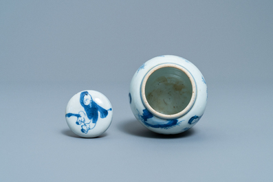 Een Chinese blauw-witte theebus met deksel met spelende jongens, Kangxi