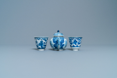 Une th&eacute;i&egrave;re et une paire de tasses &agrave; vin en porcelaine de Chine en bleu et blanc, Kangxi