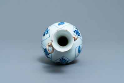 Un vase en porcelaine de Chine en bleu et blanc, marque de Chenghua, Kangxi