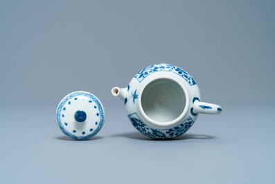 Een Chinese blauw-witte miniatuur theepot met deksel, Yu merk, Kangxi