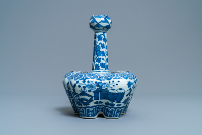 Un vase de type tulipi&egrave;re en porcelaine de Chine en bleu et blanc, 19&egrave;me
