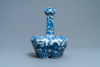 Een Chinese blauw-witte tulpenvaas met antiquiteiten, 19e eeuw