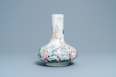 Een flesvormige Chinese famille rose vaas met onsterfelijken, Qianlong merk, Republiek