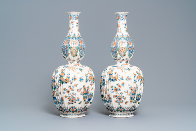 Une paire de grands vases en fa&iuml;ence de Delft en palette cachemire, vers 1700