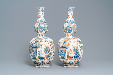 Une paire de grands vases en fa&iuml;ence de Delft en palette cachemire, vers 1700
